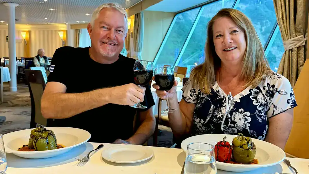 Casal Americano Vive em Navio Residencial para Explorar o Mundo